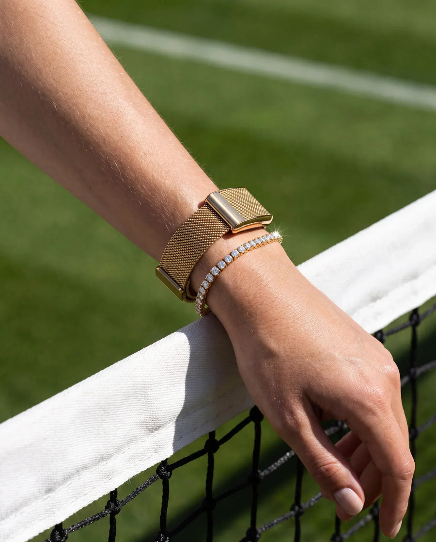 Bracelet WHOOP Meridian en maille milanaise dorée porté au poignet, fermoir aimanté