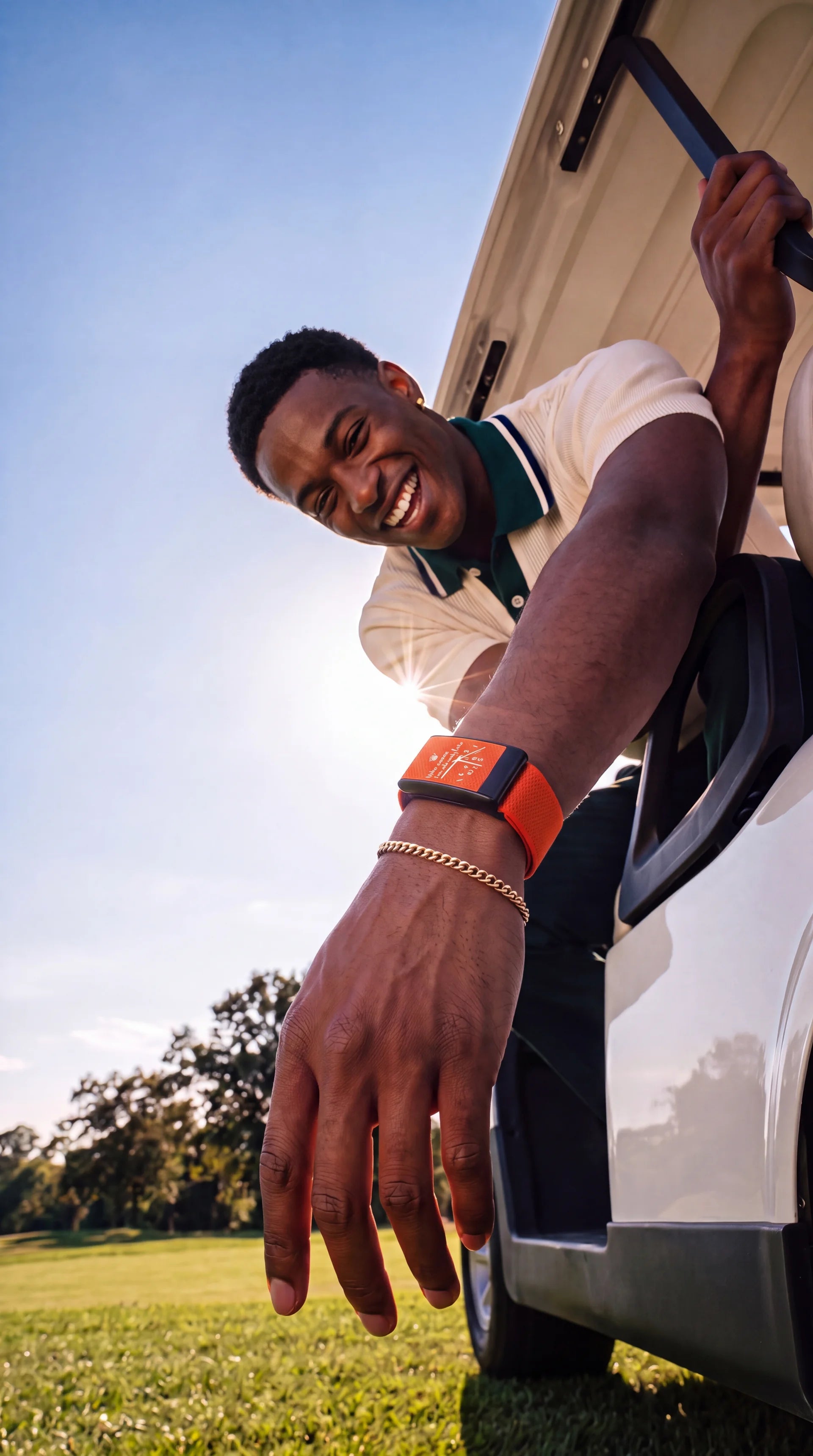 Golfeur penché hors d'une voiturette, bracelet QUIETUDE orange au poignet